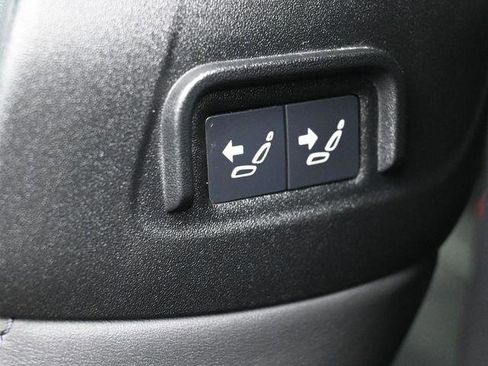 Used 2023 Land Rover Defender 90 X-Dynamic SE image 11