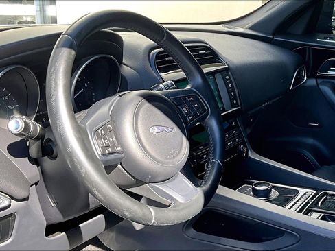 Used 2018 Jaguar F-PACE Premium image 14