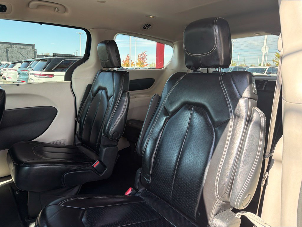 Used 2023 Chrysler Pacifica Touring-L FWD image 16