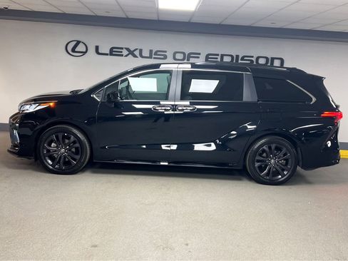 Used 2024 Toyota Sienna XSE image 4