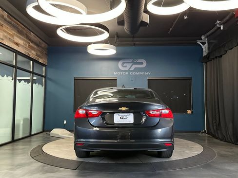 Used 2017 Chevrolet Malibu LT w/ Leather Package FWD image 4