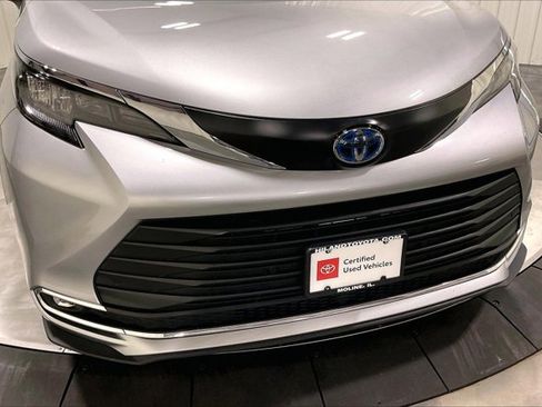 Certified 2024 Toyota Sienna XLE image 32