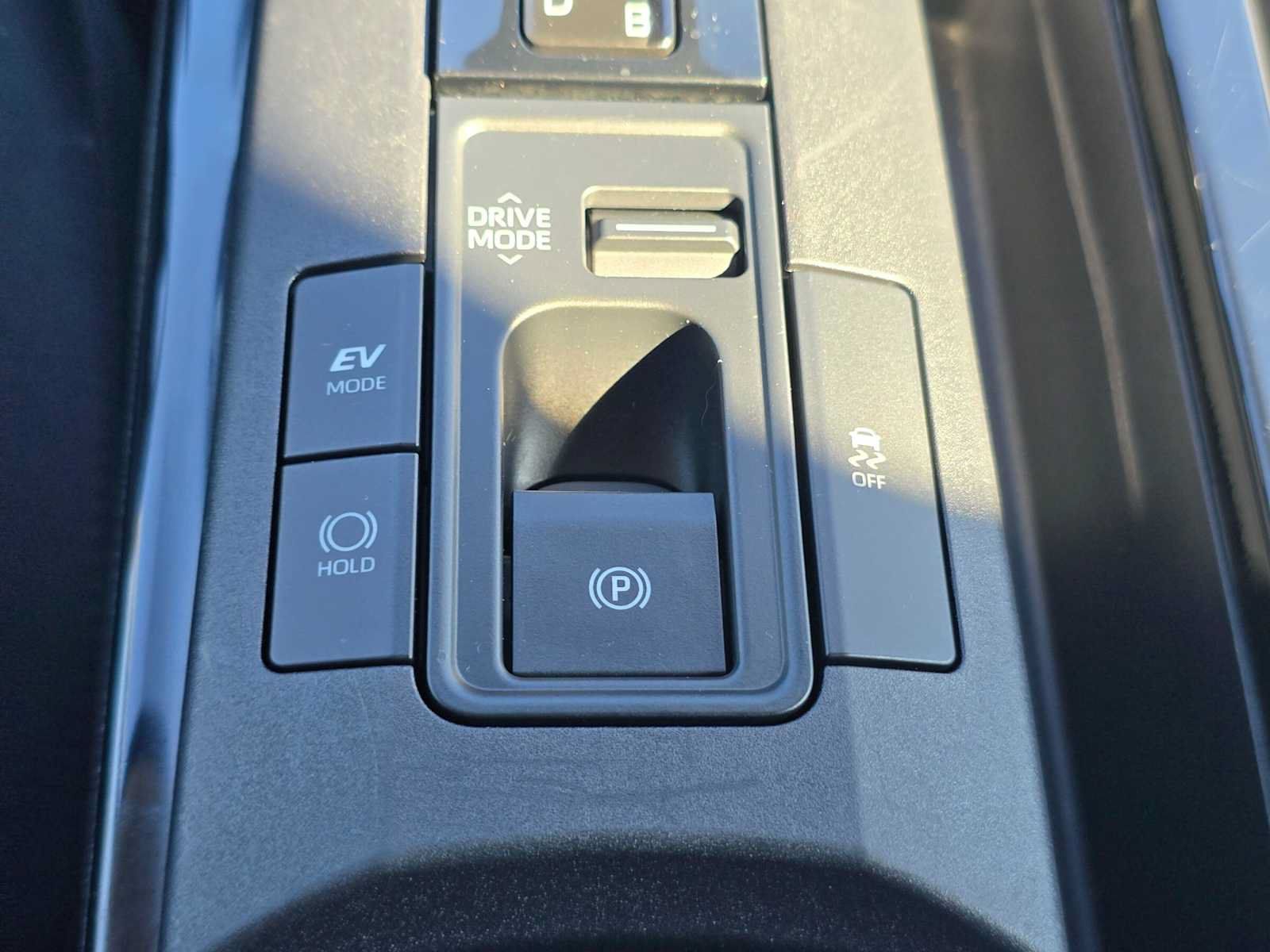 Certified 2025 Toyota Prius LE FWD image 28