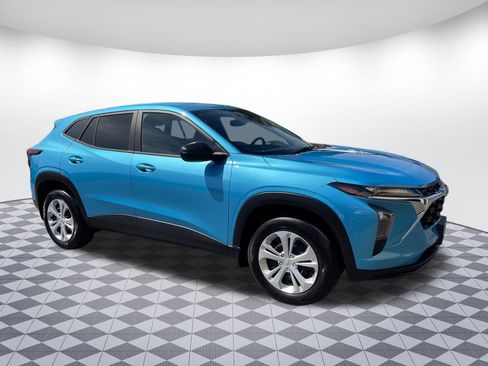 Used 2025 Chevrolet Trax LS FWD image 1