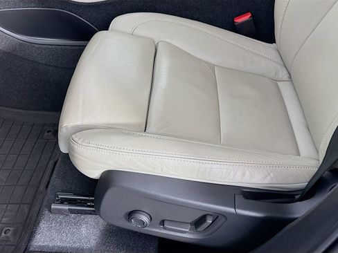 Used 2024 Volvo XC40 B5 Ultimate w/ Protection Package Premier image 18
