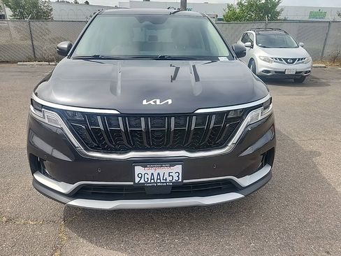 Used 2023 Kia Carnival EX image 2