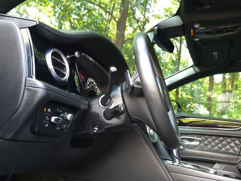 Used 2020 Bentley Bentayga Plug-In Hybrid image 36