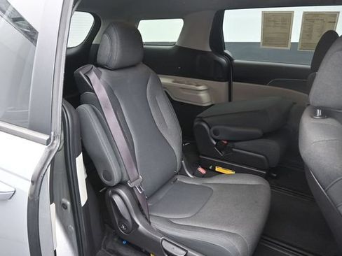 Used 2022 Kia Carnival LX FWD image 23