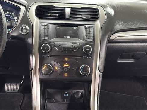 Used 2017 Ford Fusion SE image 10