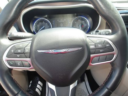Used 2017 Chrysler Pacifica Touring-L FWD image 14