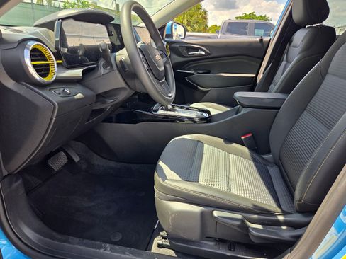 Used 2025 Chevrolet Trax LT FWD image 9