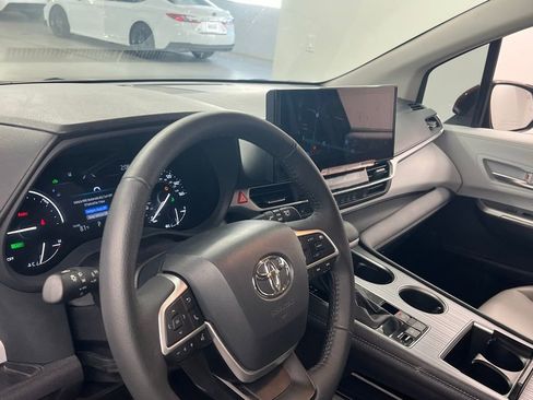 Certified 2025 Toyota Sienna XLE image 7