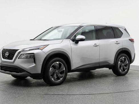 Used 2025 Nissan Rogue SV image 3