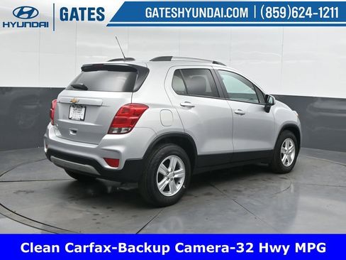 Used 2022 Chevrolet Trax LT w/ LT Convenience Package image 2