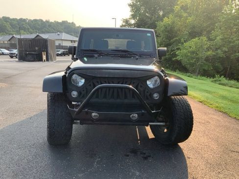 Used 2015 Jeep Wrangler Unlimited Sahara w/ Connectivity Group AWD/4WD image 3