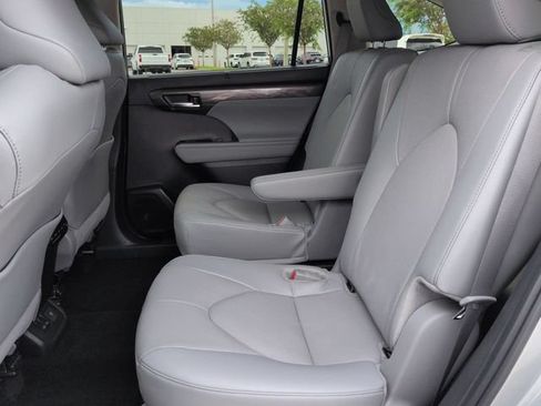 Used 2024 Toyota Highlander Limited FWD image 14