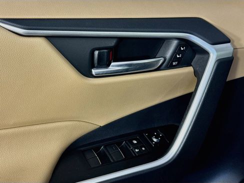 Used 2021 Toyota RAV4 XLE Premium image 23