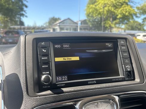 Used 2015 Chrysler Town & Country Touring FWD image 19