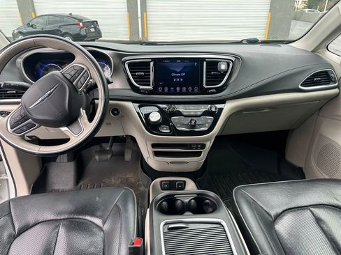 Used 2018 Chrysler Pacifica Limited FWD image 11