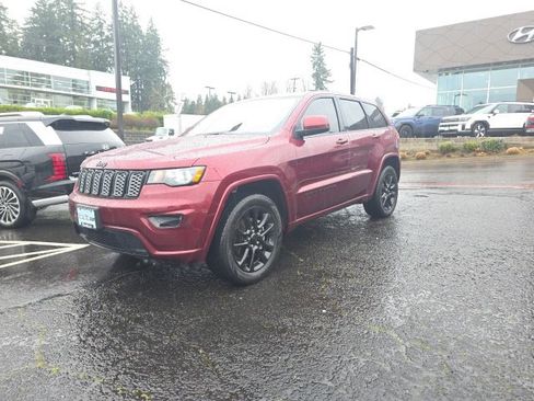 Used 2020 Jeep Grand Cherokee Altitude image 3
