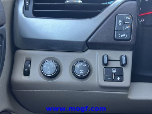 Used 2020 Chevrolet Suburban Premier image 15