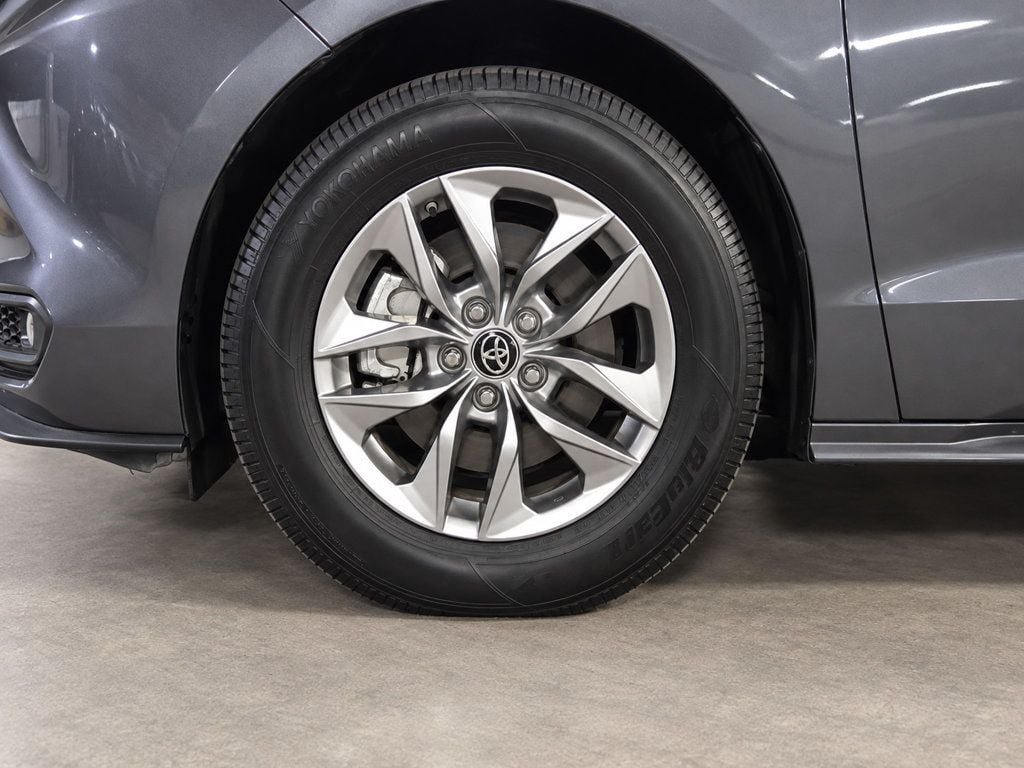 Used 2025 Toyota Sienna XLE FWD image 6