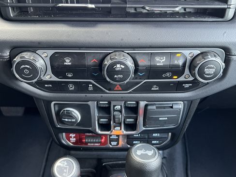 Used 2025 Jeep Wrangler Unlimited Rubicon AWD/4WD image 29