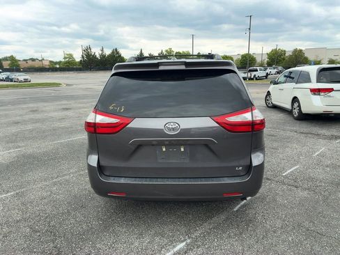 Used 2018 Toyota Sienna LE w/ Carpet Mat Package FWD image 3