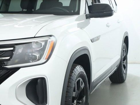 Used 2025 Volkswagen Atlas Peak Edition SE AWD/4WD image 4
