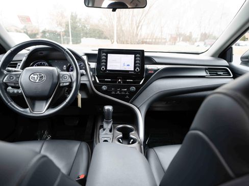 Used 2021 Toyota Camry SE w/ Cold Weather Package image 20