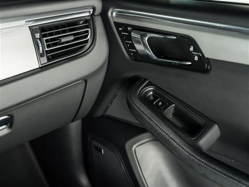 Certified 2026 Porsche Macan AWD/4WD image 28