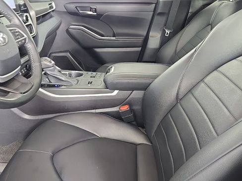 Used 2023 Toyota Highlander XLE image 24