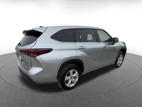 Used 2025 Toyota Highlander LE FWD image 15