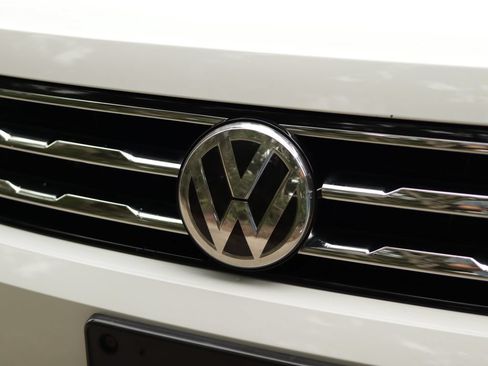 Used 2021 Volkswagen Tiguan SE FWD image 32