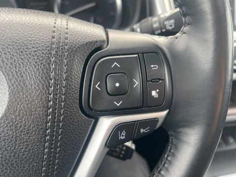 Used 2018 Toyota Highlander XLE image 18