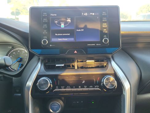 Used 2022 Toyota Venza XLE image 20