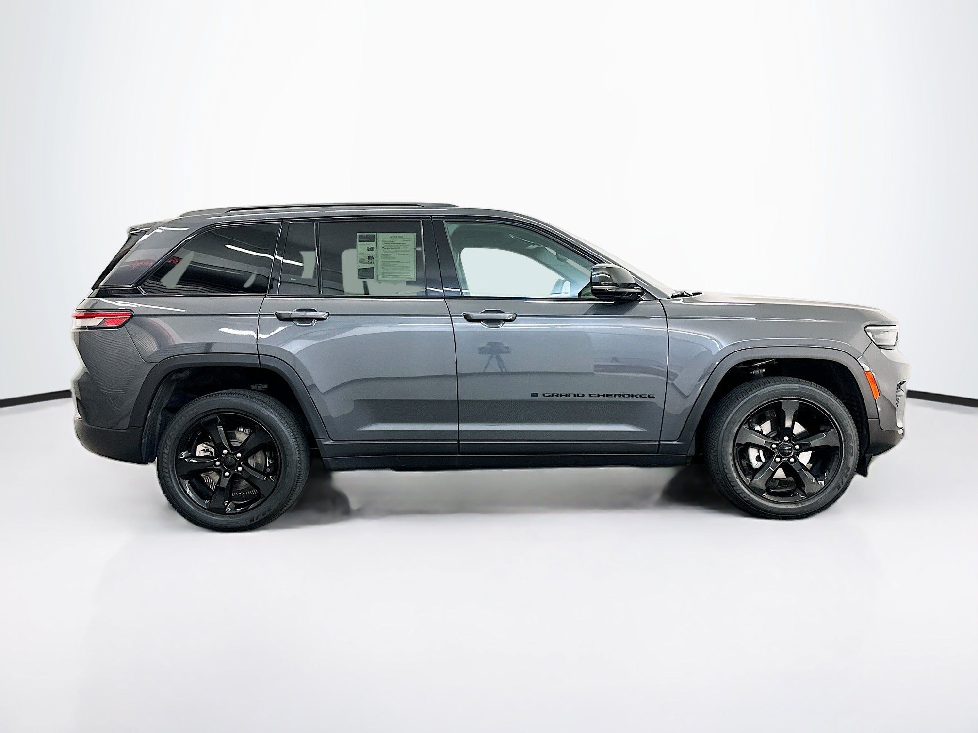 Used 2023 Jeep Grand Cherokee Altitude AWD/4WD image 10