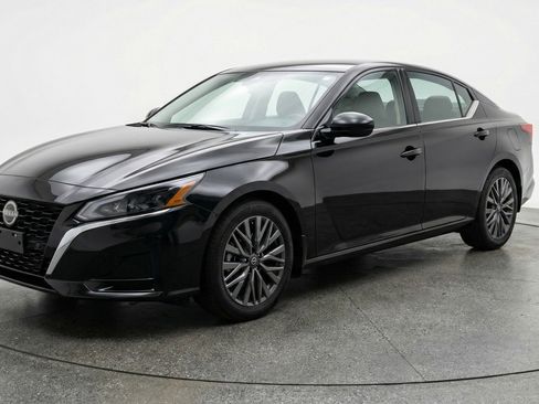 Used 2025 Nissan Altima 2.5 SV FWD image 3