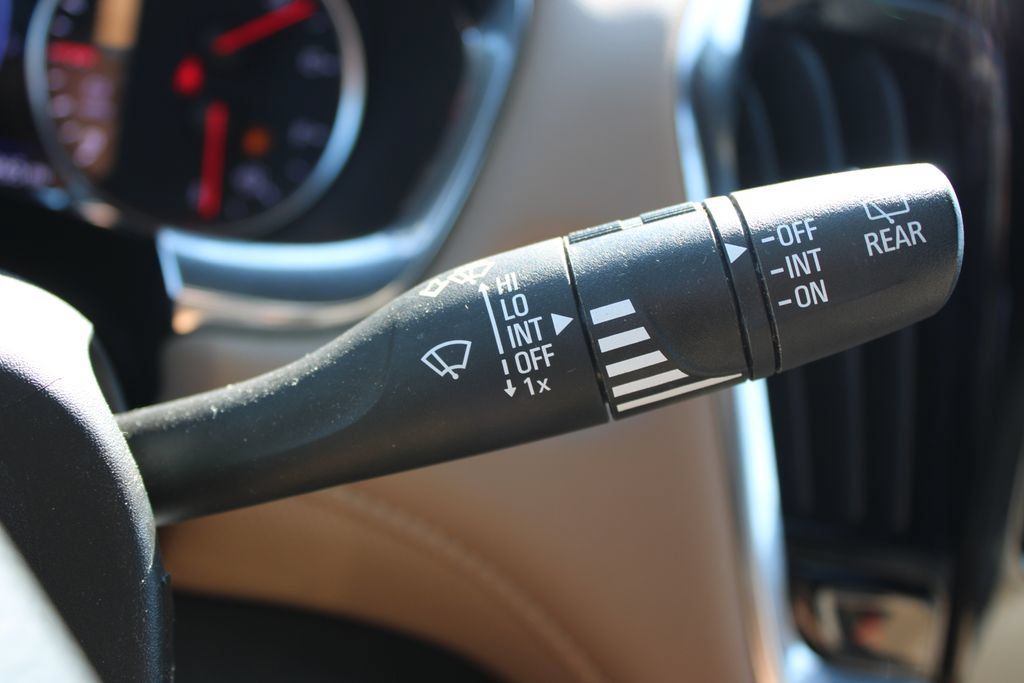 Used 2023 Chevrolet Traverse Premier FWD image 44