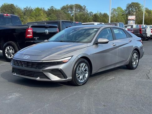 Used 2024 Hyundai Elantra SEL FWD image 7