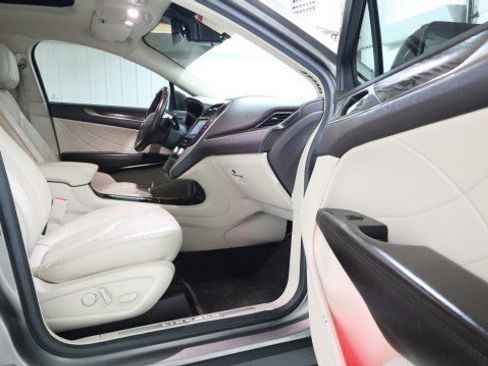 Used 2017 Lincoln MKC Reserve w/ Lincoln MKC Climate Package image 10