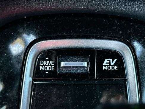 Used 2025 Toyota Corolla Cross AWD Hybrid image 33