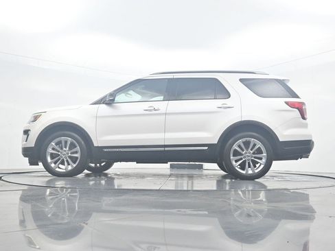 Used 2018 Ford Explorer XLT w/ Equipment Group 202A AWD/4WD image 32