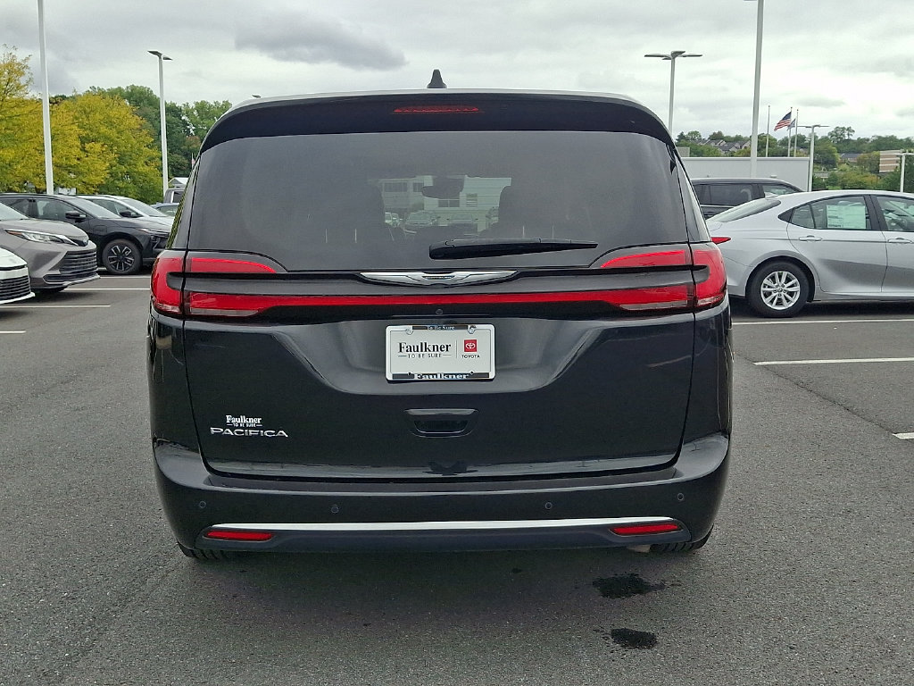 Used 2023 Chrysler Pacifica Touring-L FWD image 5
