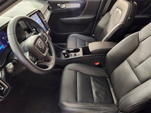 Used 2025 Volvo XC40 B5 Core image 14