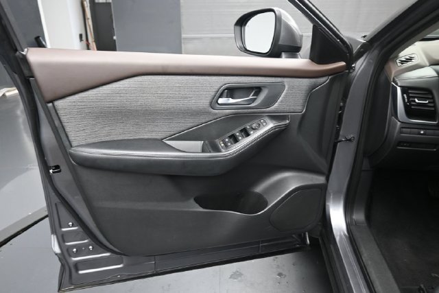Used 2022 Nissan Rogue SV FWD image 16