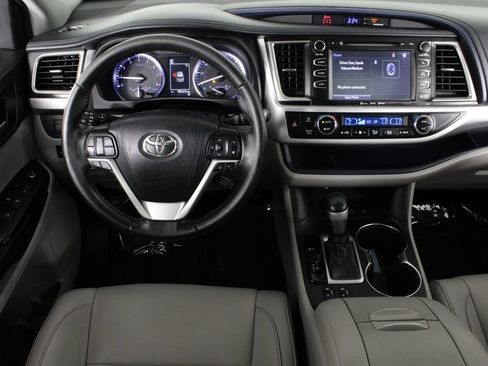 Used 2019 Toyota Highlander XLE AWD/4WD image 6