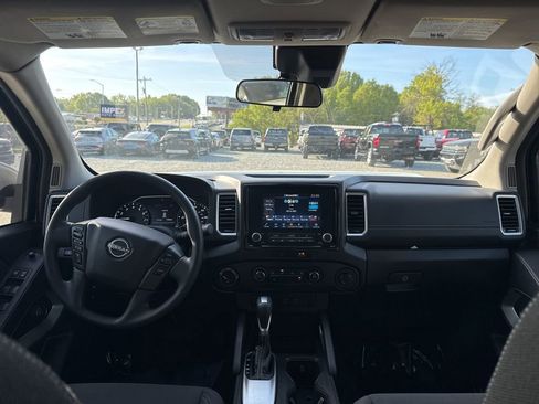 Used 2022 Nissan Frontier SV image 12
