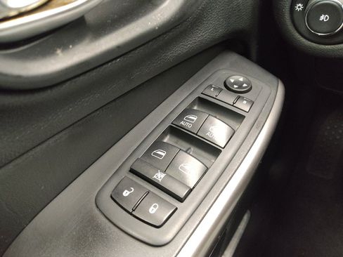 Used 2020 Jeep Cherokee Limited FWD image 27