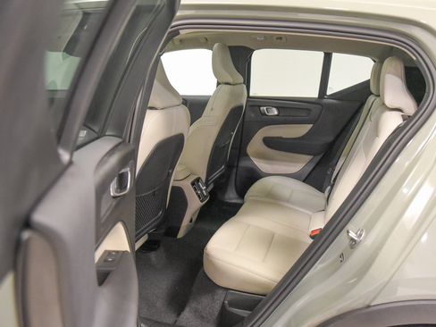 Used 2024 Volvo XC40 B5 Plus image 12